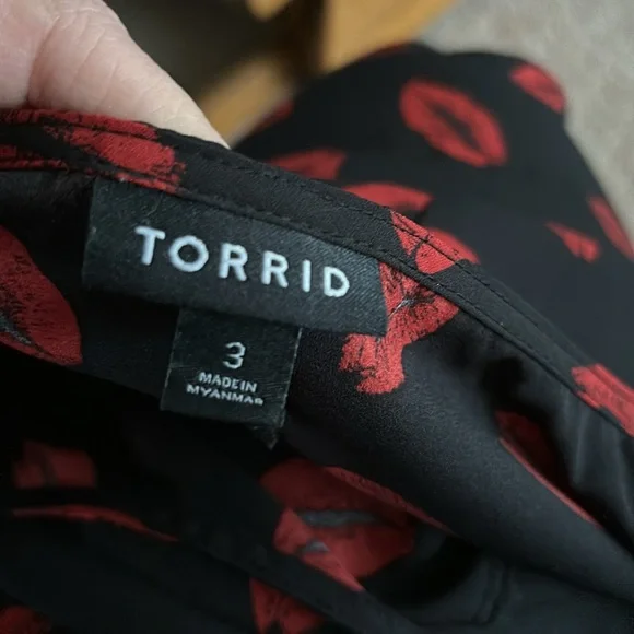 Torrid Blouse Size 3 Plus Size Lips Women’s Top Cold shoulder - Picture 9 of 9